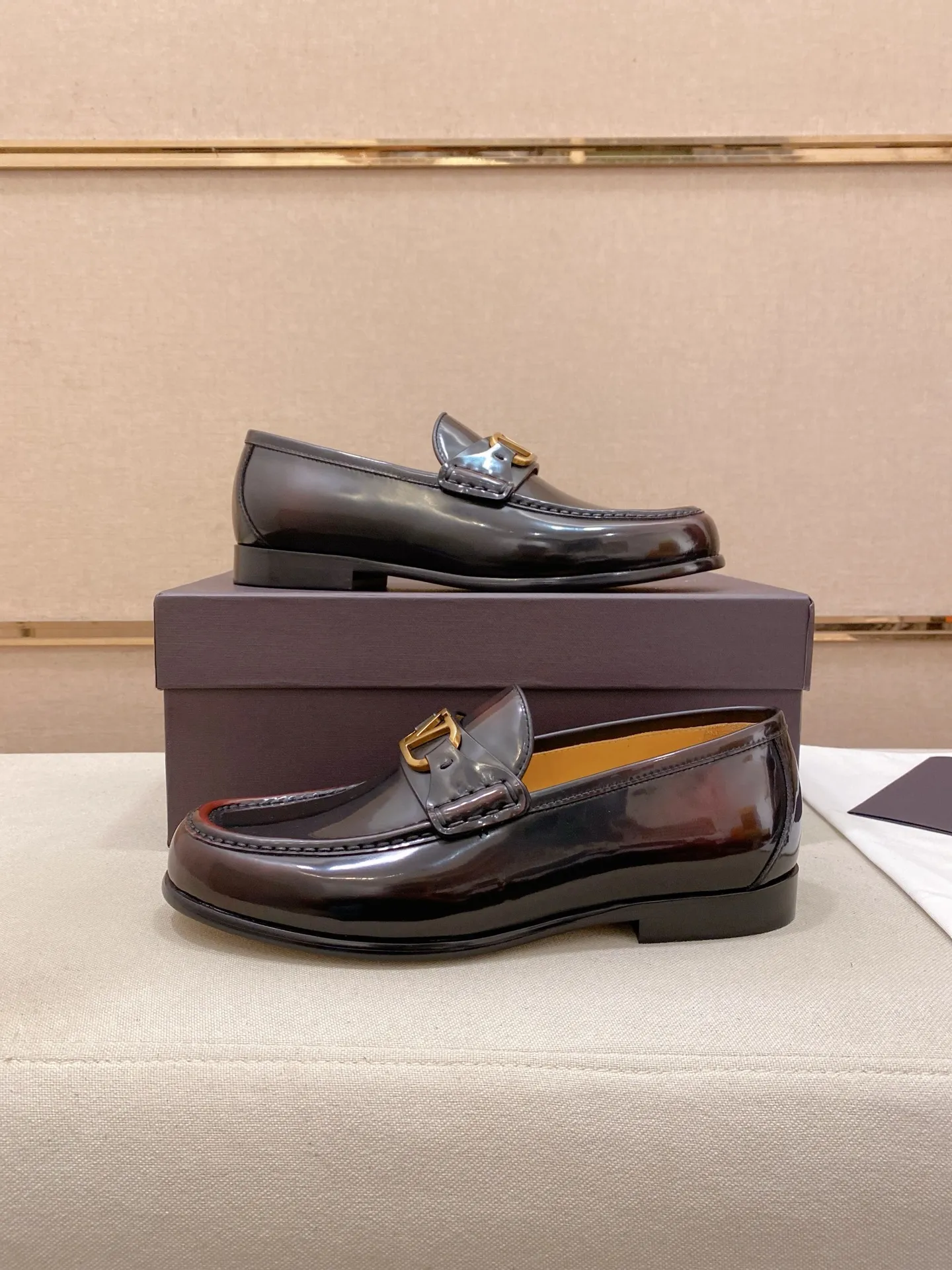 Factory price: 700💰Valentino's new men's V logo micro-label business casual loafers. These Derby loafers are made of imported cowhide leather. They are light in texture and cool in style. The uppers are decorated with brand logo buckles, highlighting the big-brand style! The lines reveal novel urban trends. The toe is round and full, and the rubber foam sole and triple protruding leather welt complement each other. It is extremely fashionable and charming, with dyed calfskin lining, genuine leather feet, and standard logo decoration. It is simple yet elegant. It has a classic European and American loose style and is extremely comfortable on the feet. Size: 39-44 (38.45. Customized)